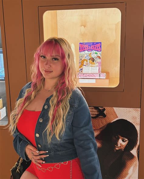 Skylar Vox (@theskylarvox.